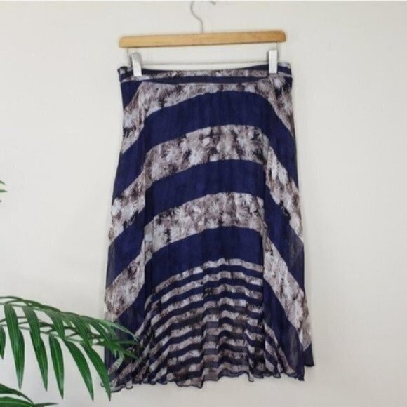 Astr | Photo Floral Pleated Midi Skirt Size Large - Picture 2 of 5